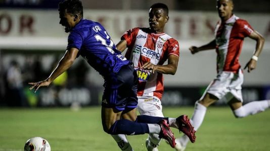 Kaiki sofreu pênalti no segundo tempo; Gilberto cobrou e marcou o terceiro do Cruzeiro