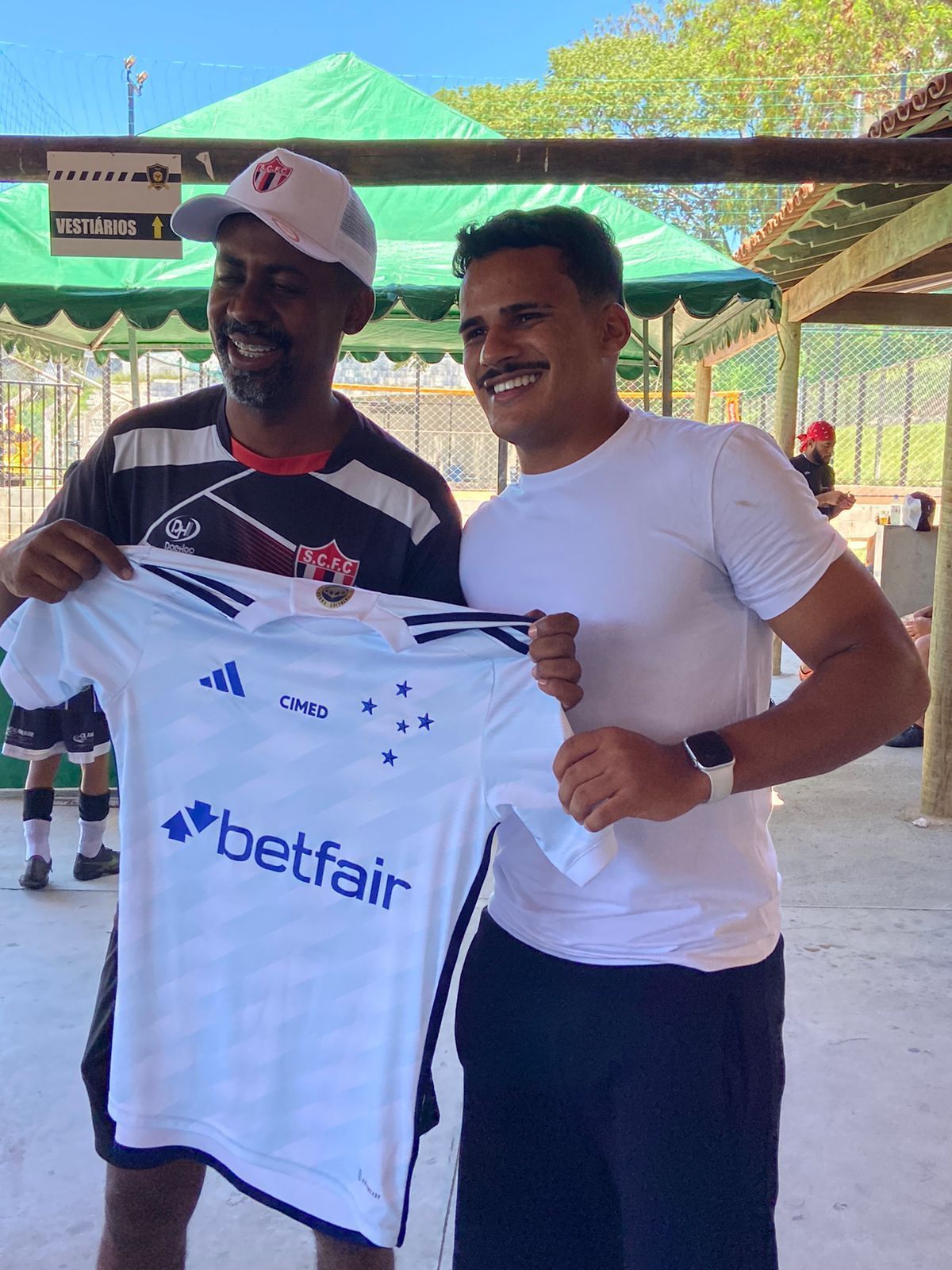 Lateral do Cruzeiro visita local onde começou no futebol e faz a alegria de crianças