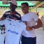 Lateral do Cruzeiro visita local onde começou no futebol e faz a alegria de crianças