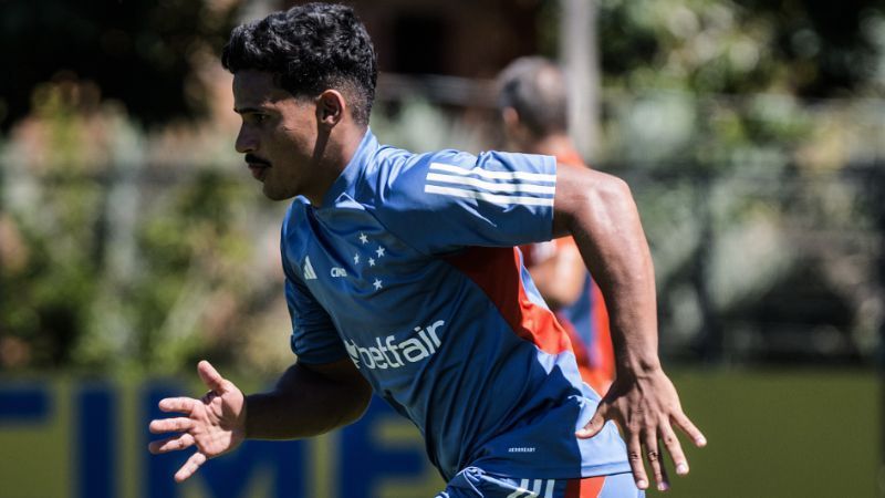 Lateral do Cruzeiro volta a ser relacionado após mais de dois meses