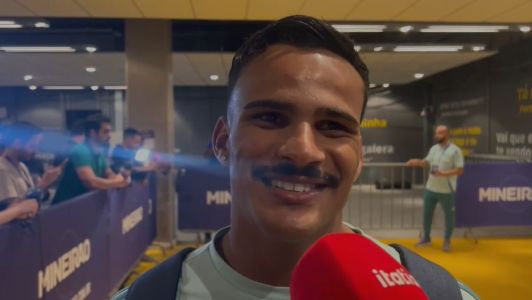 Kaiki, lateral-esquerdo do Cruzeiro, na zona mista do Mineirão neste sábado (23)