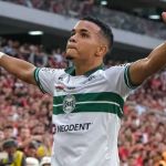 Jogador do Coritiba desmaia em campo e é retirado de ambulância 