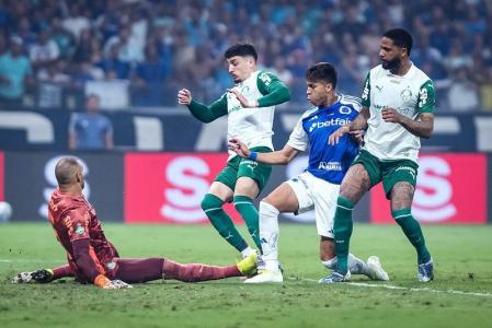 Kaio Jorge, com os dois gols em cima do Palmeiras, chegou ao décimo tento anotado em 2025