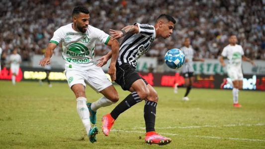 Kaio Mendes, de branco, em lance contra o Ceará