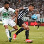 Após deixar Castelão de ambulância, jogador da Chapecoense está bem