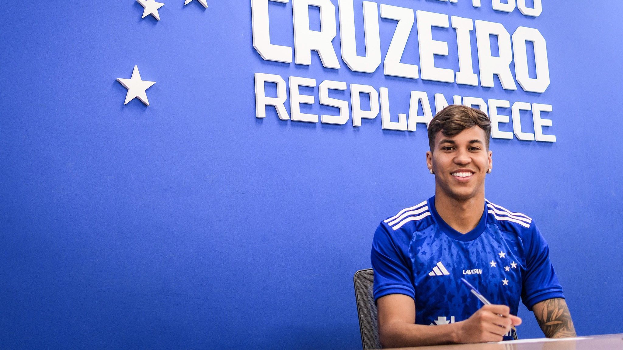 Esposa de reforço veste camisa do Cruzeiro e revela torcida