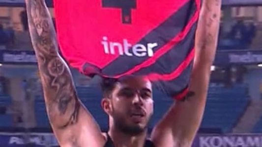 Kaique Rocha mostra patrocínio do Banco Inter para provocar torcida do Grêmio