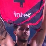 Ex-Inter, zagueiro do Athletico-PR marca gol decisivo e provoca o Grêmio