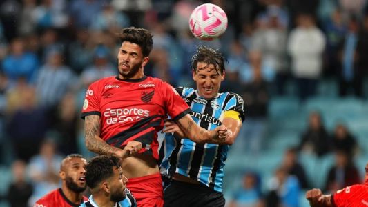 Kaíque Rocha subiu de cabeça e garantiu virada do Furacão