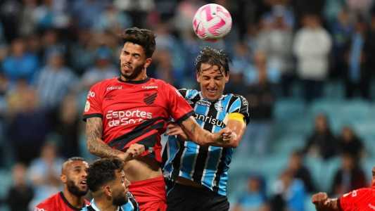 Kaíque Rocha subiu de cabeça e garantiu virada do Furacão