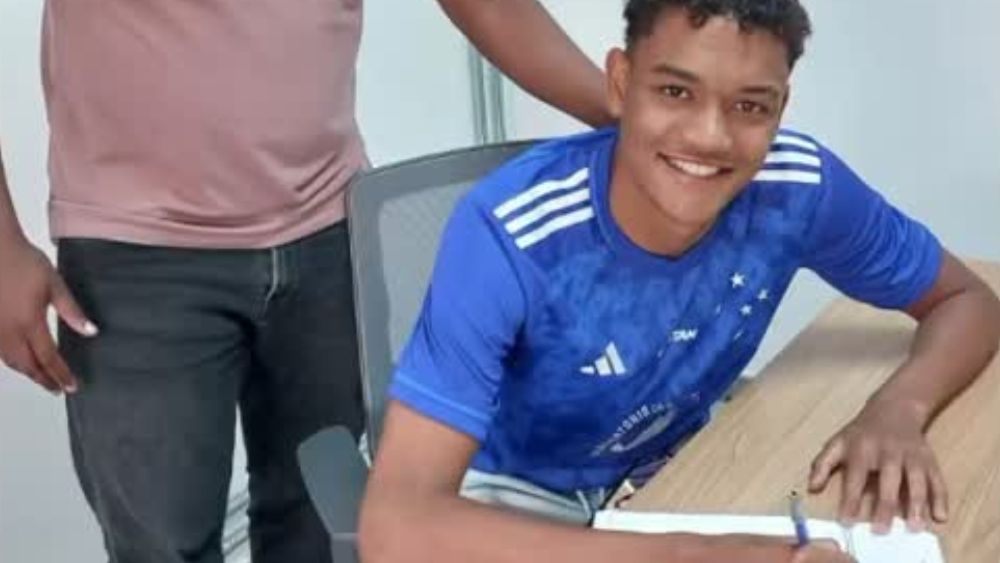 Cruzeiro renova contrato com joia da base promovida ao profissional
