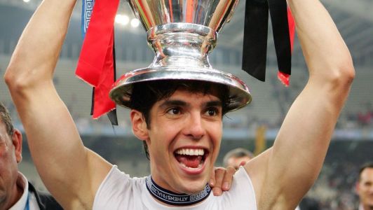Kaká com a taça de campeão da Uefa Champions League, em 2007