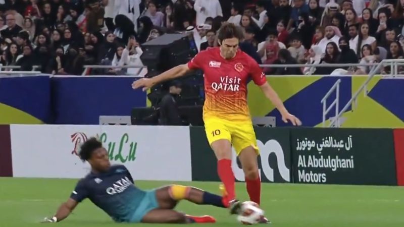 Kaká leva carrinho 'criminoso' de influenciador em jogo beneficente; assista