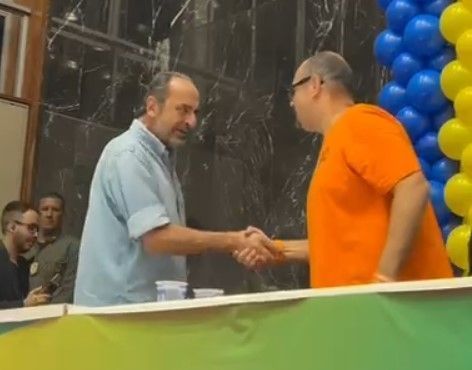 Desafeto de Simões e Zema em 2022, Kalil cumprimenta e divide palanque com líderes do Novo; veja vídeo