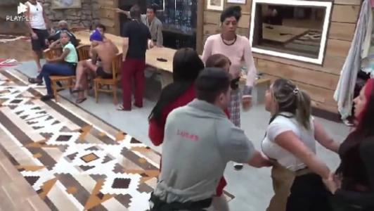 Kally e Jaquelline brigam feio em A Fazenda 15
