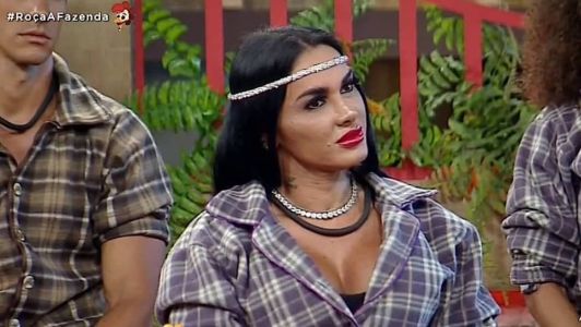 Kamila Simioni reage após ser desmentida por Galisteu