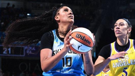 Kamilla Cardoso em lance da vitória do Sky sobre os Sparks na WNBA em 24 de junho de 2025
