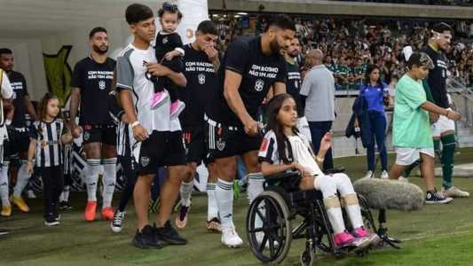 Kamillinha entrou em campo com Hulk no jogo com o Palmeiras