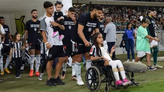 Kamillinha entrou em campo com Hulk no jogo com o Palmeiras