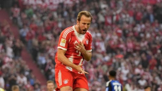 Harry Kane comemora gol marcado pelo Bayern em goleada da equipe diante do Hamburgo, neste sábado (13)