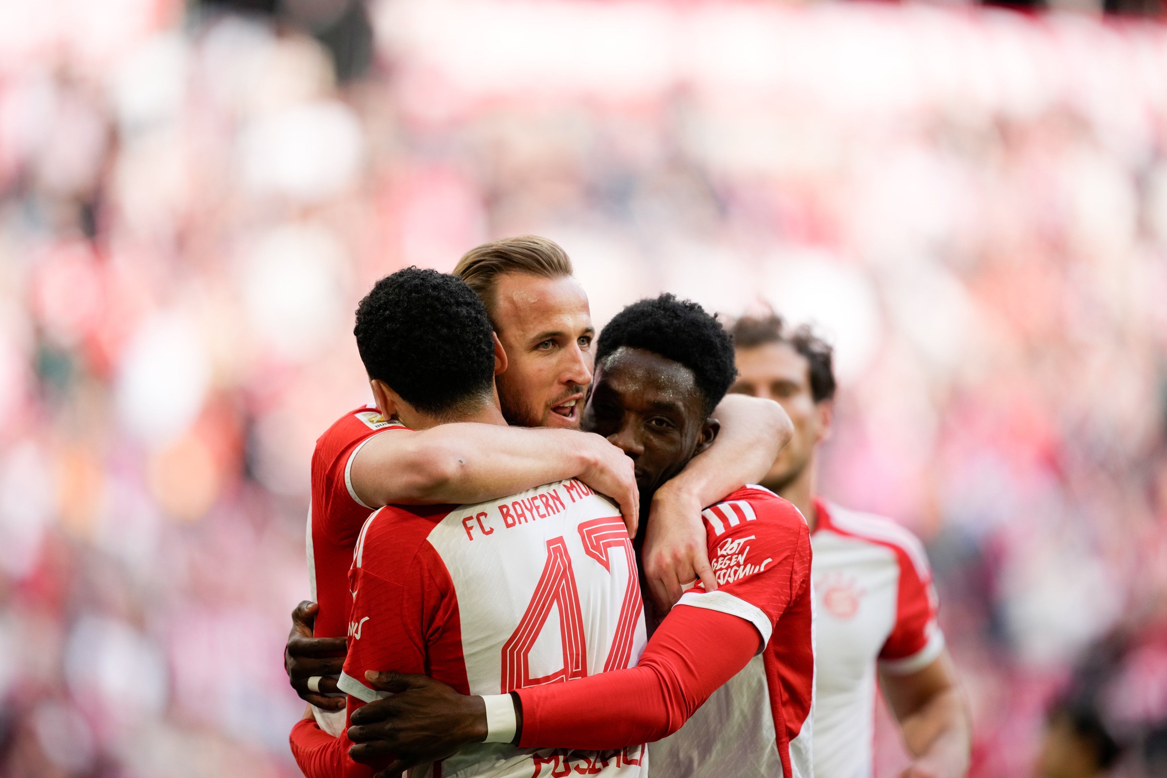Kane faz 3, e Bayern goleia por 8 a 1 na Bundesliga; Mainz brinca com Brasil