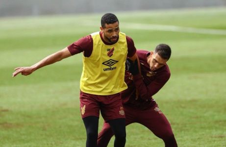 Alan Kardec durante treino do Athletico-PR para jogo da Série B 2025