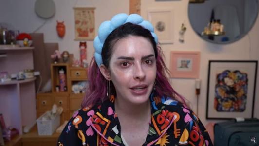 Karen Bachini revela doença nas pernas
