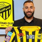 Benzema, ex-Real Madrid, posa pela 1ª vez com camisa de novo clube