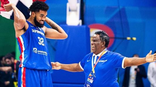 Karl-Anthony Towns com Bladimir Regalado em comemoração de vitória da República Dominicana no Mundial