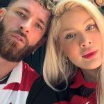 Léo Pereira se declara para ex, Karoline, em festa de títulos do Flamengo; assista