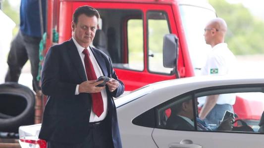 Kassab sinaliza insatisfação com Silveira, mas Lula defende manutenção do ministro, dizem fontes.