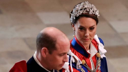 Kate ao lado de William na coroação do Rei Charles III