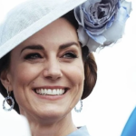 Kate Middleton surpreende com novo visual em retorno oficial
