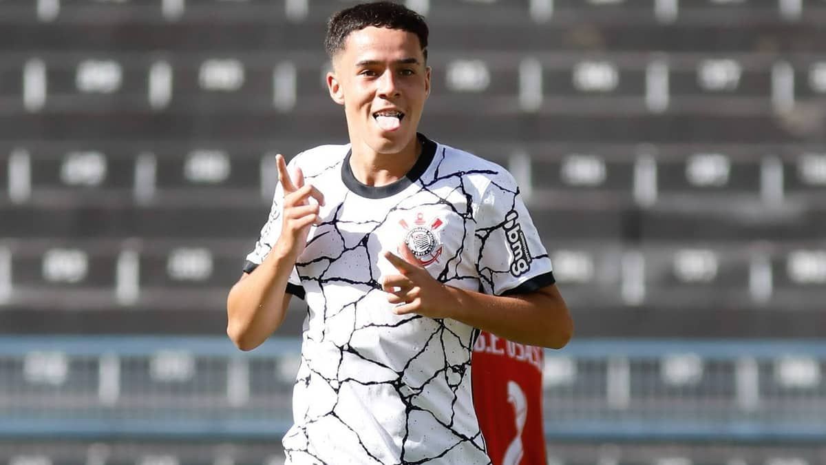 Destaque do Sub-17 assina primeiro contrato profissional no Corinthians