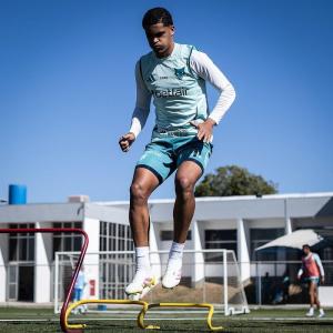 Kauã Prates, jovem polivalente do Cruzeiro, arranca elogios de Jardim e companheiros de clube