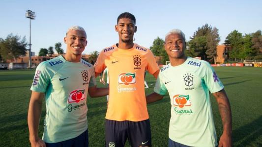 Kauã Santos, ao centro, ao lado de Victor Hugo e Matheus França, garotos do Ninho na Seleção Brasileira