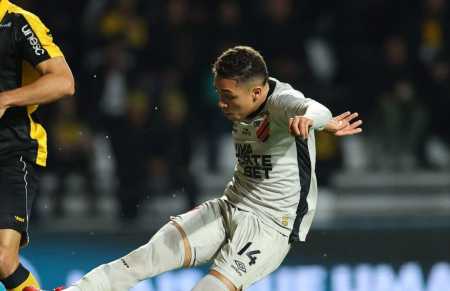 Kauã Moraes teve um edema ósseo no joelho durante a derrota do Athletico-PR para o Criciúma