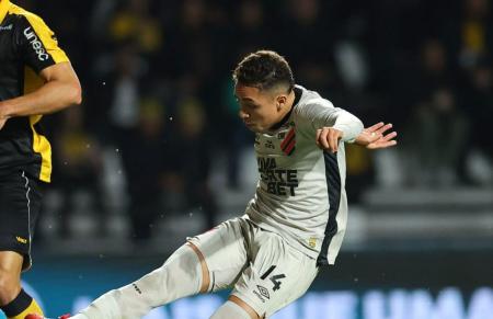 Kauã Moraes teve um edema ósseo no joelho durante a derrota do Athletico-PR para o Criciúma