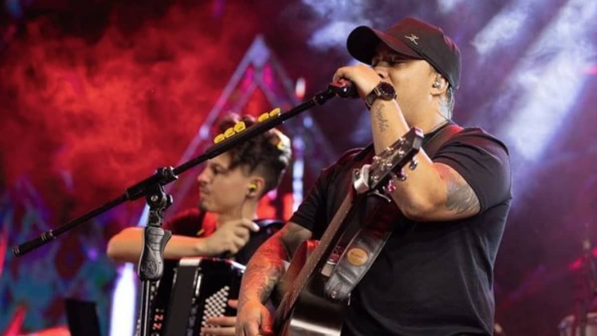 Kauan, dupla de Matheus, revela doença após arremessar microfone e abandonar palco em show