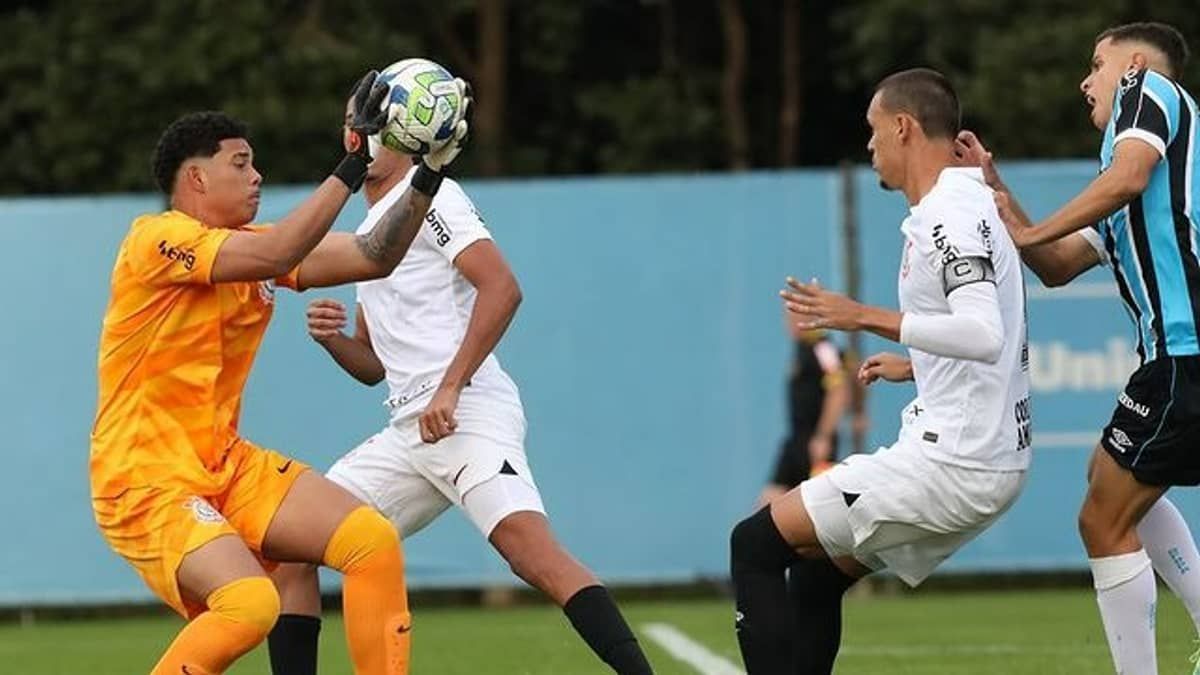 Kauê comemora pênalti defendido no Sub-20 e mira profissional do Corinthians