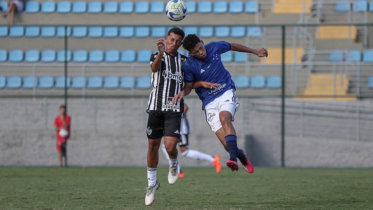 Ruan Índio decide, Cruzeiro vira no fim e vence Atlético pela Copa do Brasil Sub-17