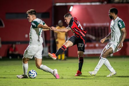 Renato Kayzer tenta finalização de perna direita, contra o Palmeiras