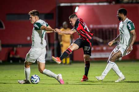 Renato Kayzer tenta finalização de perna direita, contra o Palmeiras