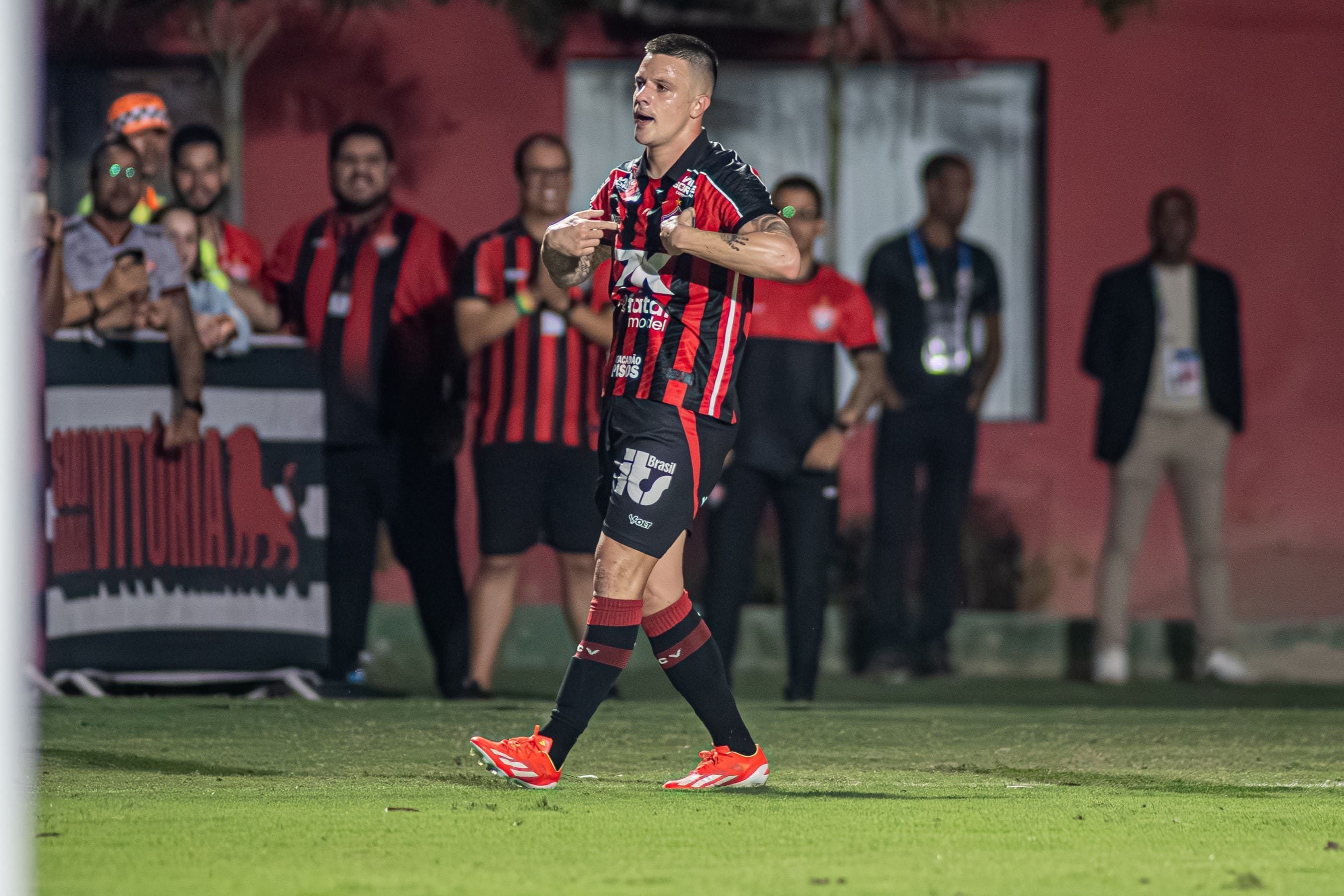 Ex-Cruzeiro dispara contra arbitragem em Vitória x Palmeiras: 'Tem medo do Abel'
