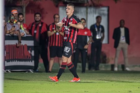 Renato Kayzer comemora gol pelo Vitória contra o Palmeiras