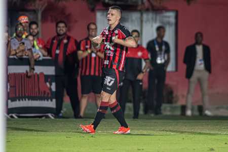 Renato Kayzer comemora gol pelo Vitória contra o Palmeiras