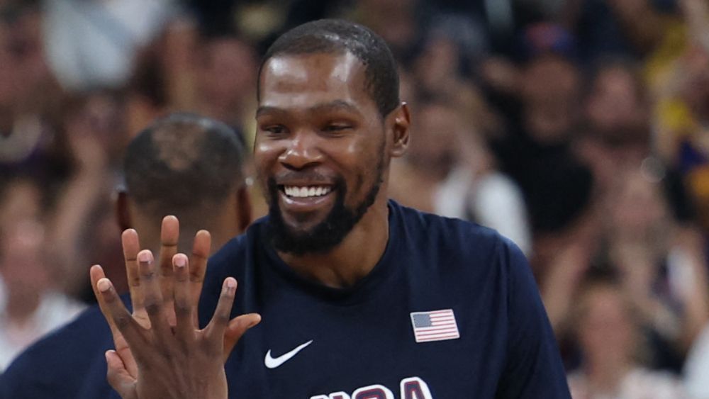 Astros do basquete vão à final da ginástica e torcem por Simone Biles e Sunisa Lee