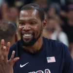 Astros do basquete vão à final da ginástica e torcem por Simone Biles e Sunisa Lee