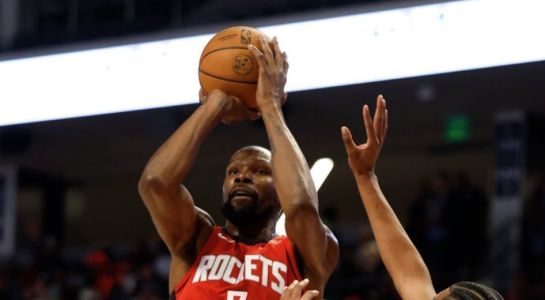 Kevin Durant em ação pela pré-temporada da NBA em 2025