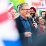 Novo primeiro-ministro britânico assume país em crise, com plano de arrecadar mais em impostos